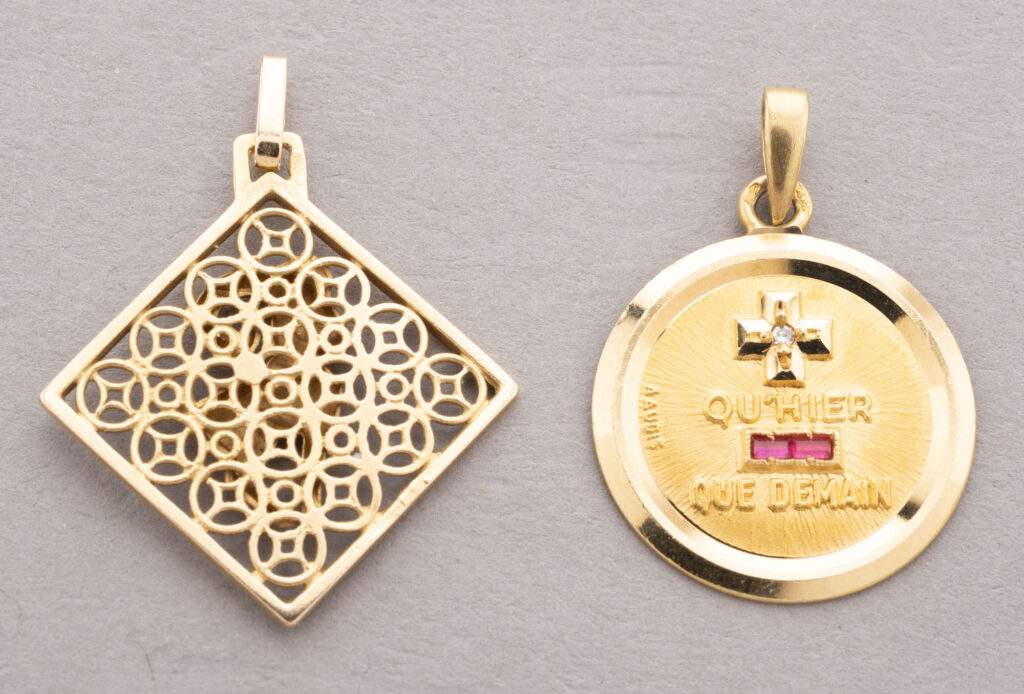 REUNION DE DEUX PENDENTIFS en or jaune et or rose…