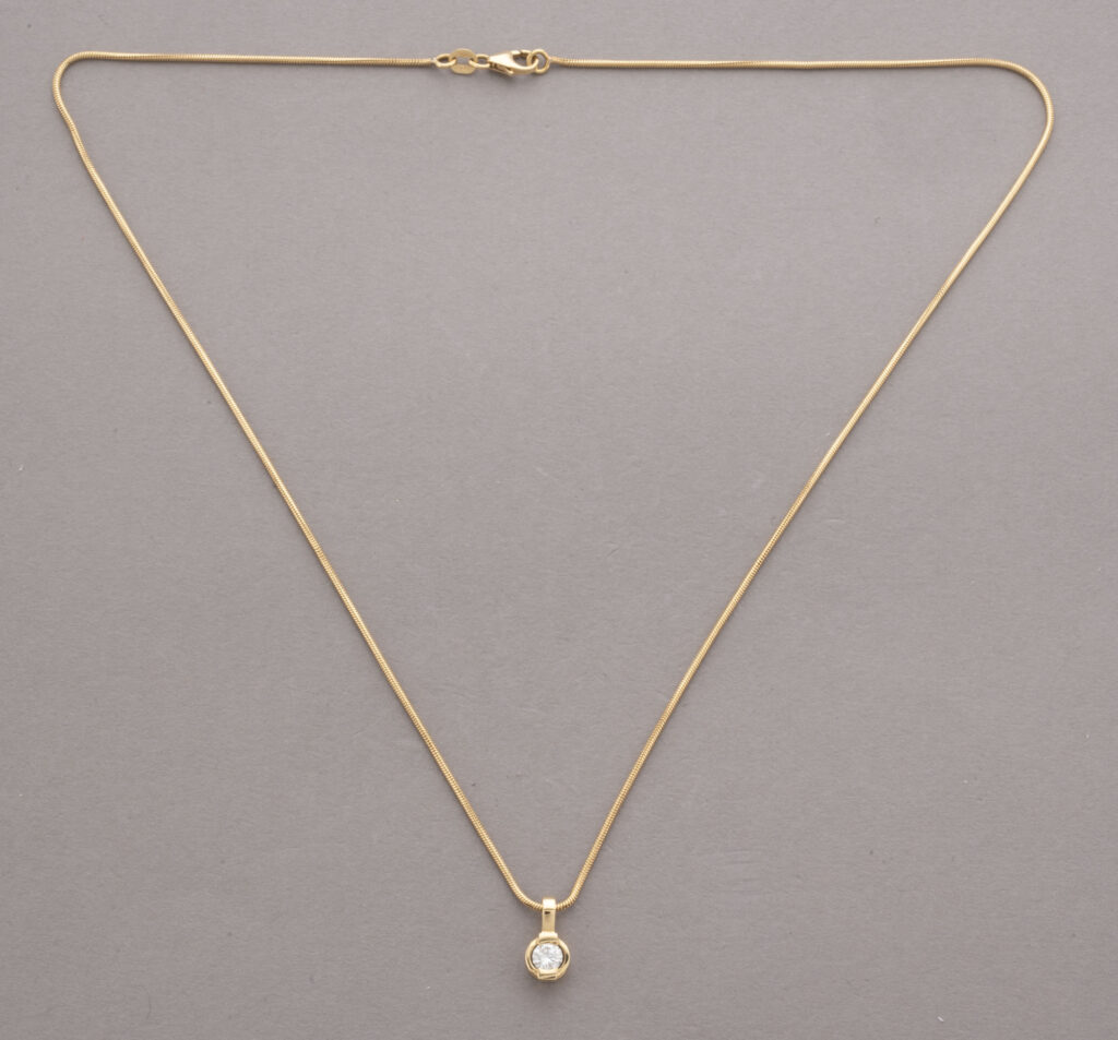 COLLIER et PENDENTIF en or jaune 750 millièmes, le pendentif…