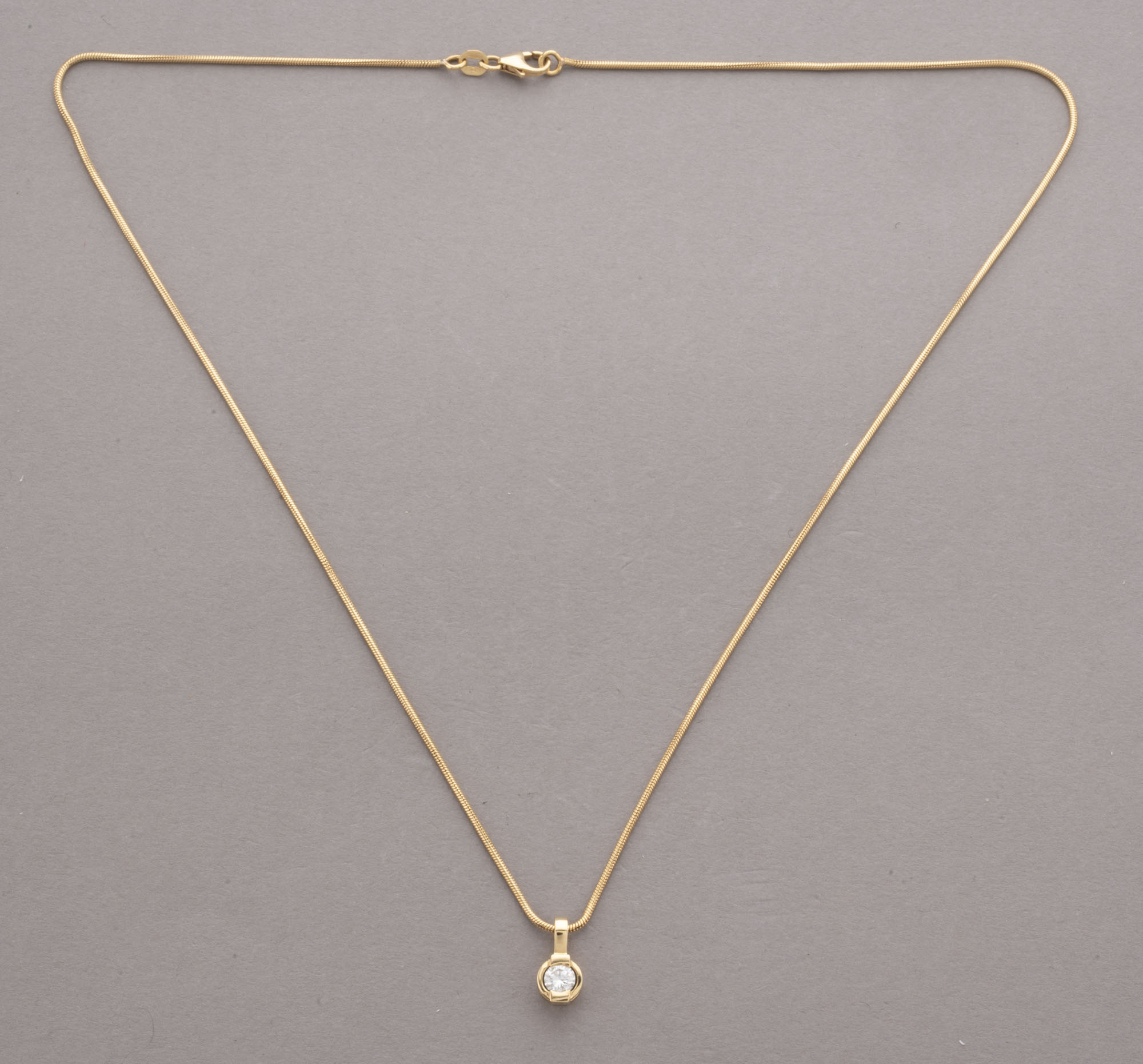 COLLIER et PENDENTIF en or jaune 750 millièmes, le pendentif…