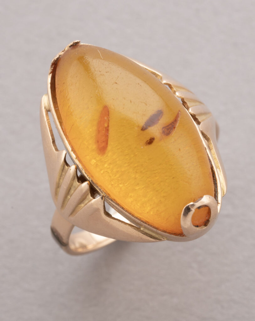 BAGUE en or jaune 585 millièmes ornée d&rsquo;un cabochon d&rsquo;ambre.…