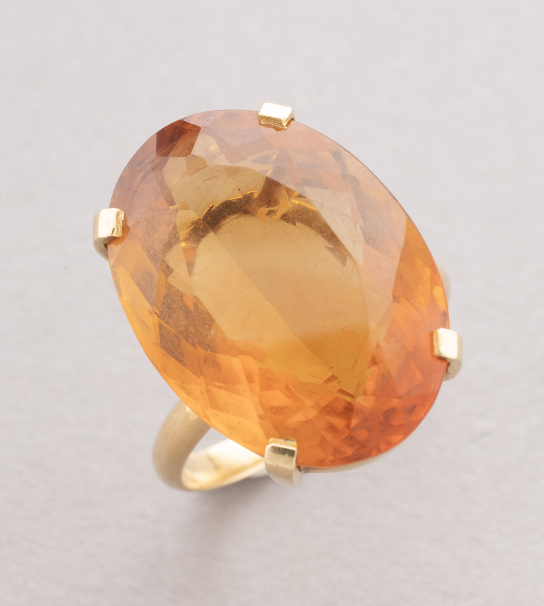 BAGUE en or jaune 750 millièmes ornée d’une citrine madère…