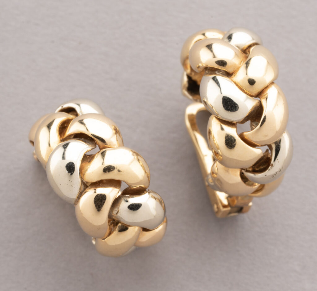 POIRAY PAIRE DE CLIPS D&rsquo;OREILLES en 2 ors torsadées, portant…