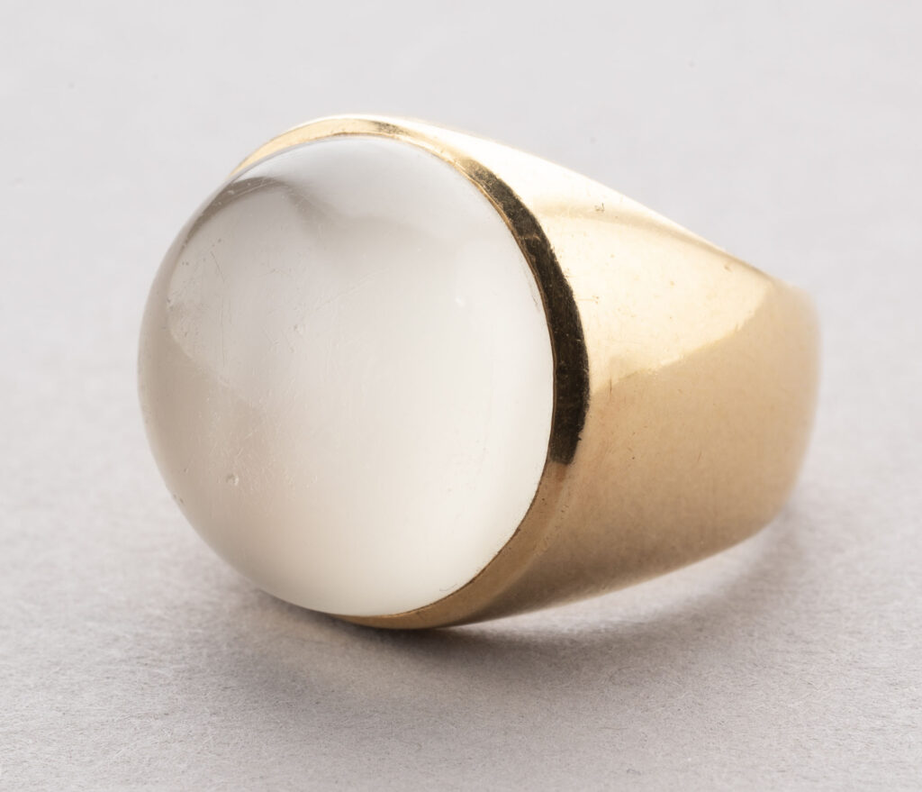 BAGUE en or jaune 750 millièmes, ornée d&rsquo;un cabochon de…