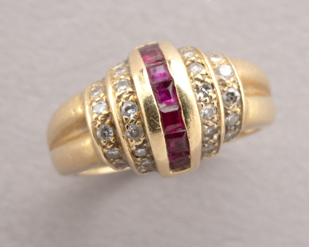 BAGUE en or jaune 750 millièmes le plateau à décor…
