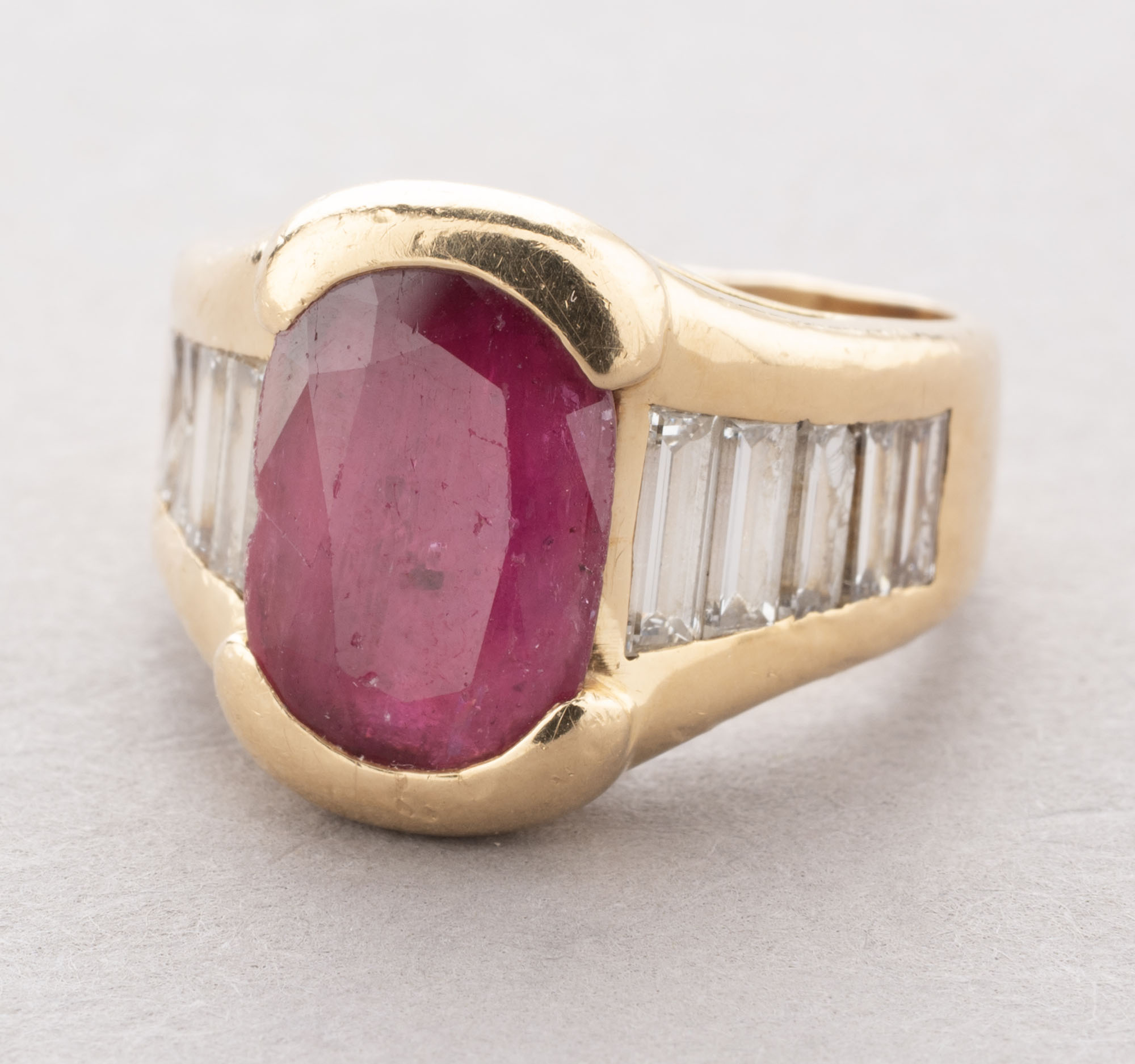 BAGUE en or jaune 750 millièmes ornée au centre d’un…