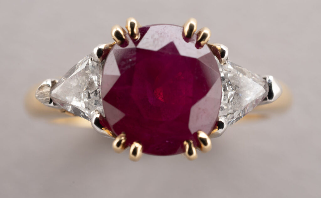BAGUE en or jaune 750 millièmes, orné d&rsquo;un rubis Birman…