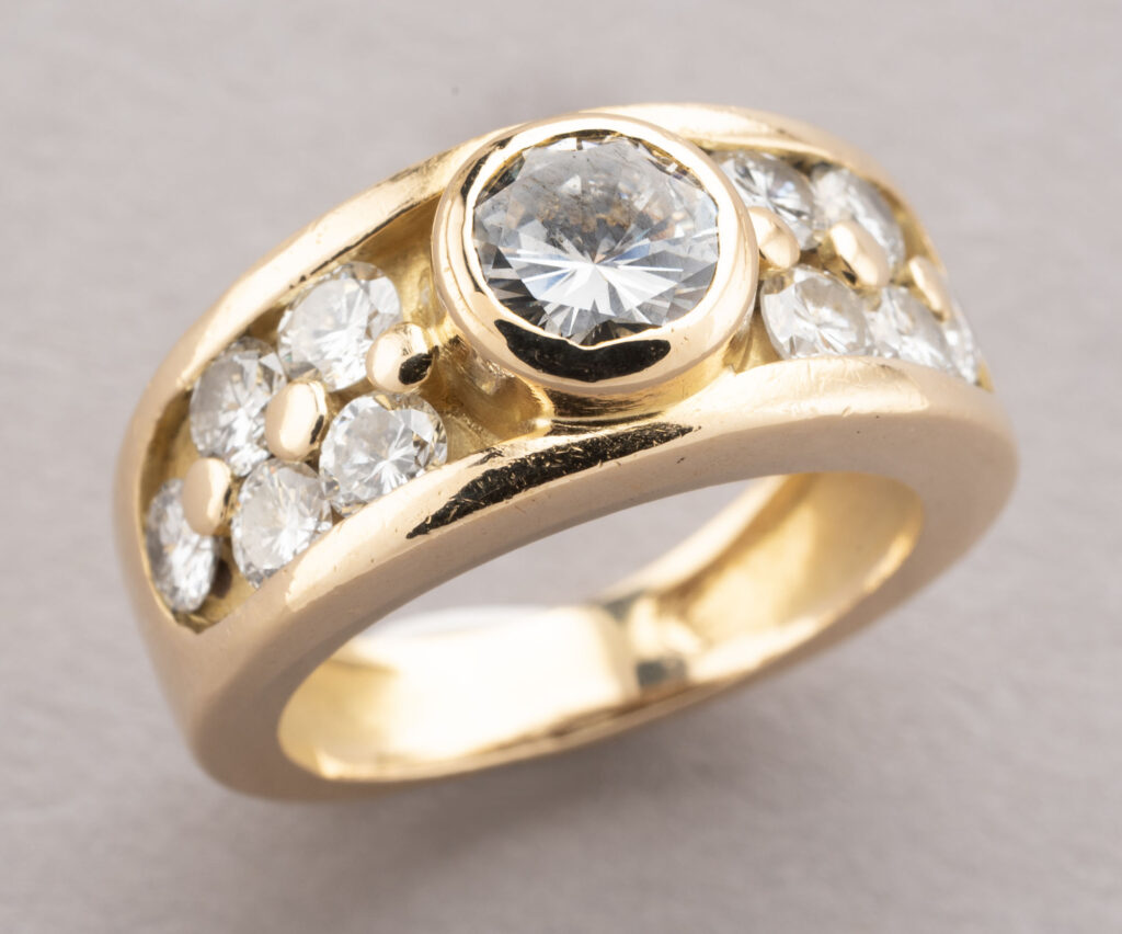 BAGUE jonc en or jaune 750 millièmes, ornée au centre…