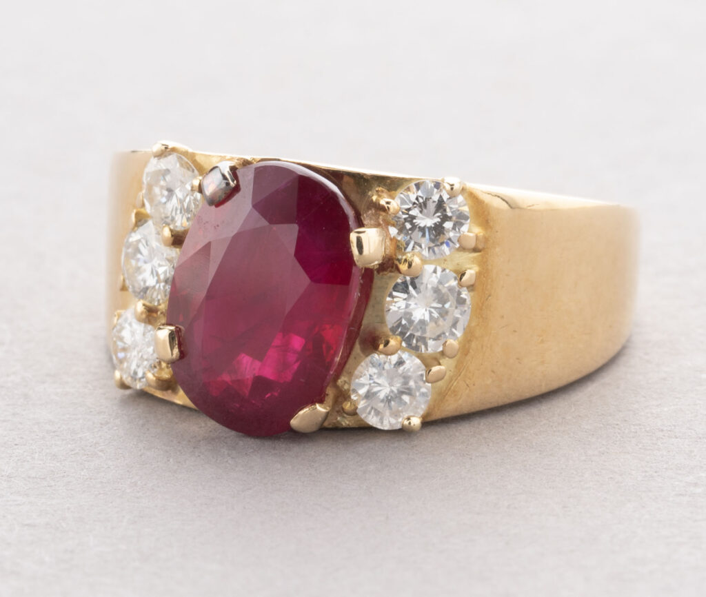 BAGUE en or jaune 750 millièmes, au centre un rubis…