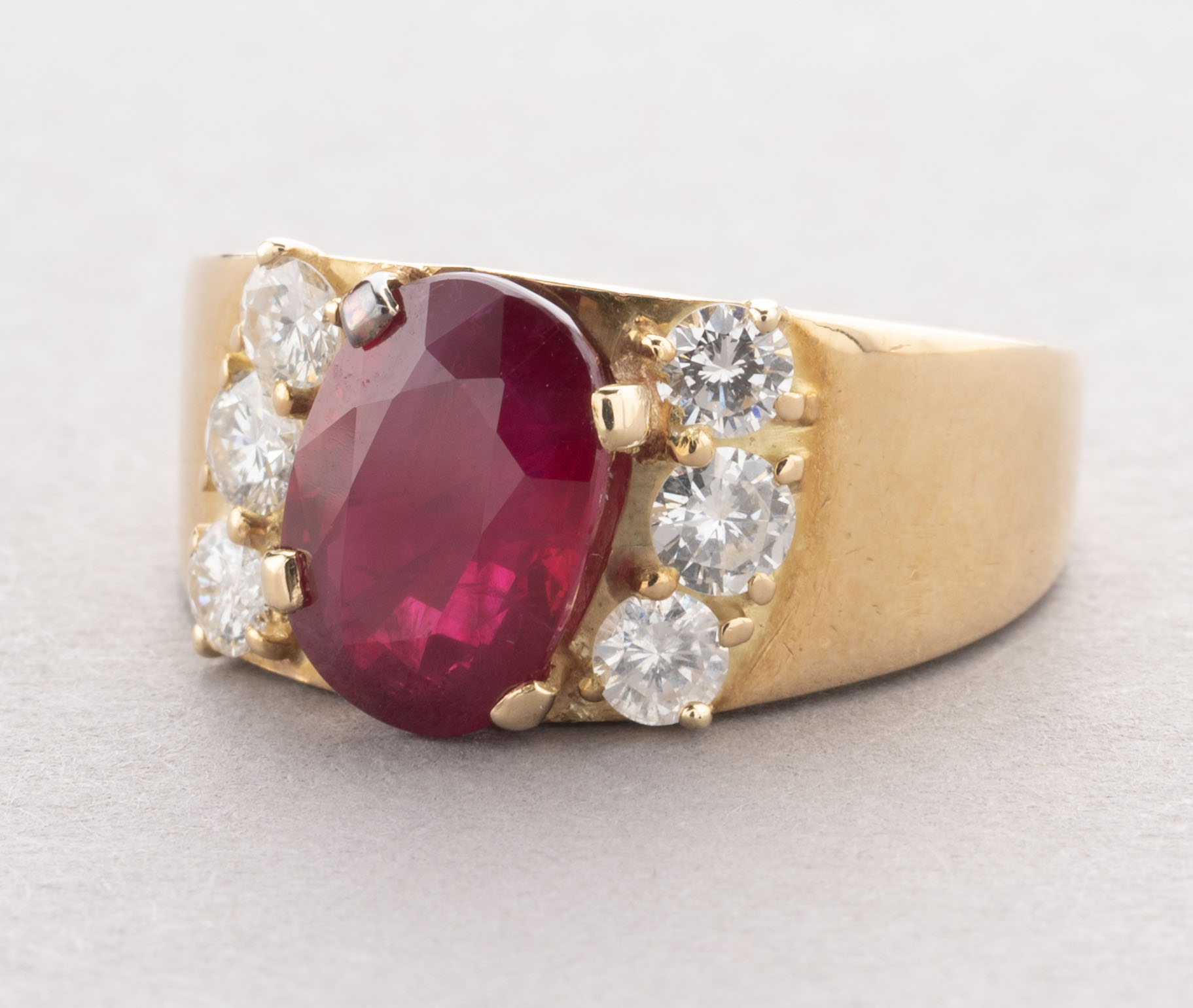 BAGUE en or jaune 750 millièmes, au centre un rubis…