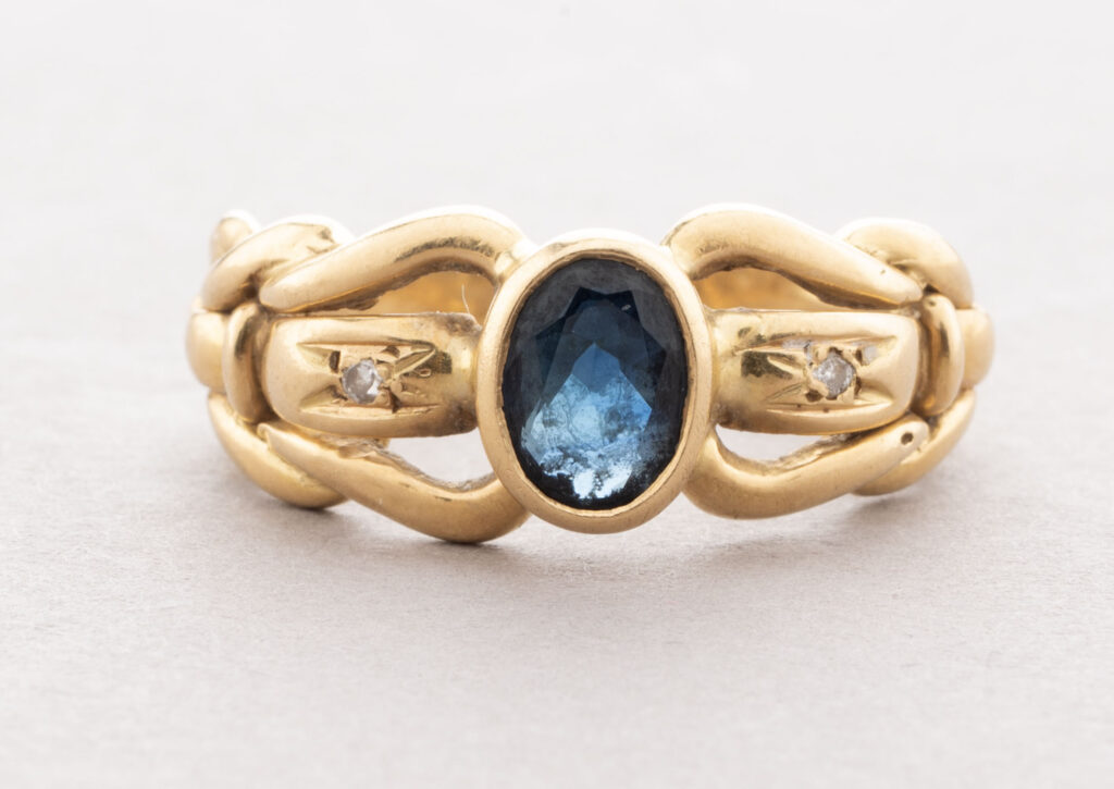 BAGUE en or jaune 750 millièmes ornée d&rsquo;un saphir 0,60…