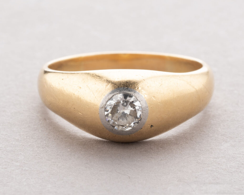 BAGUE jonc en or rose 750 millièmes, au centre un…