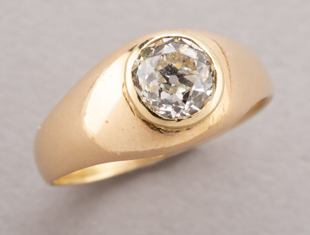 BAGUE JONC en or rose 750 millièmes, au centre un…