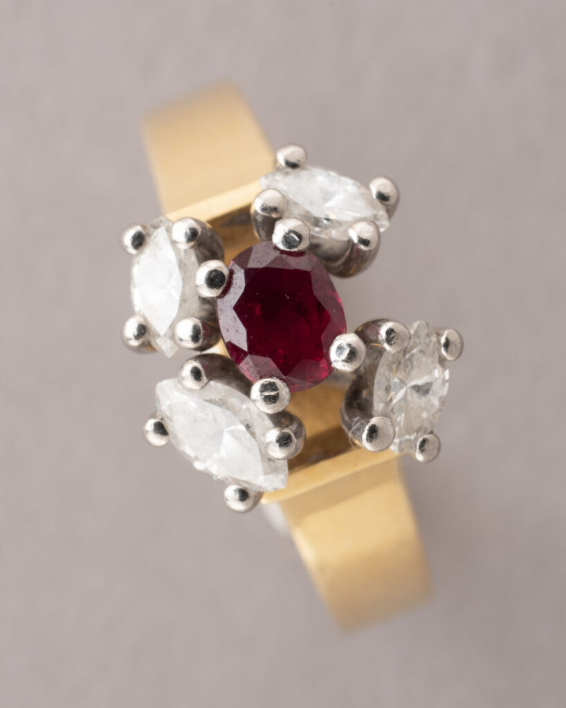 BAGUE en or rose 750 millièmes, au centre un rubis…