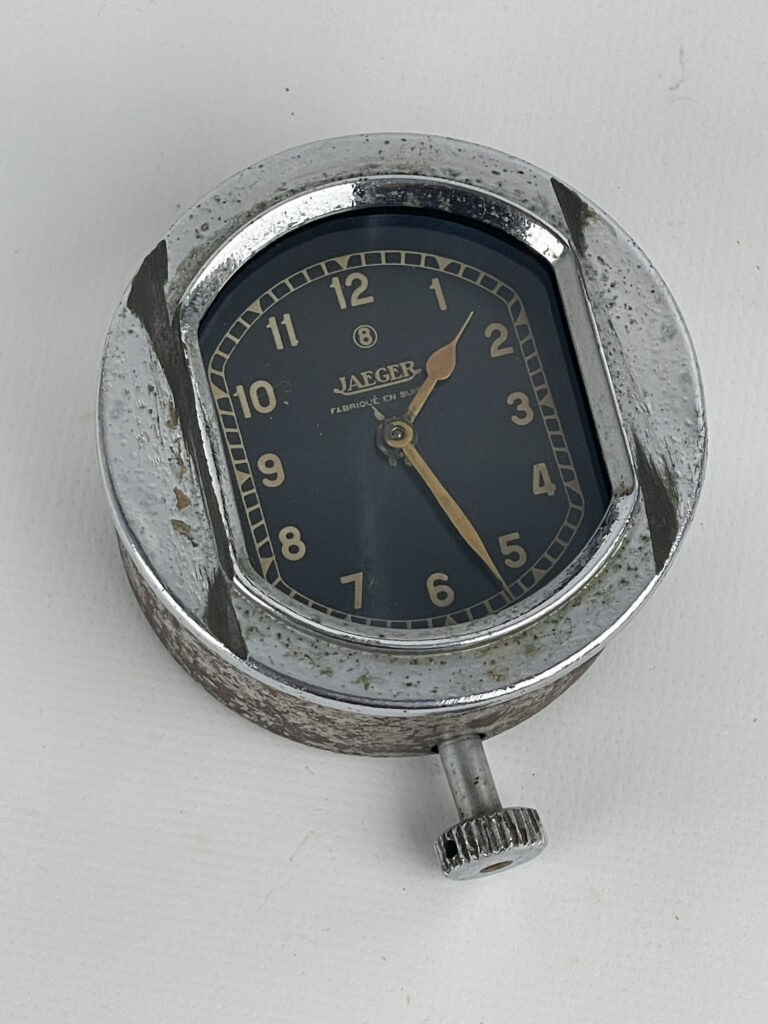 JAEGER, Suisse : HORLOGE DE BORD 8 JOURS, en aluminium…