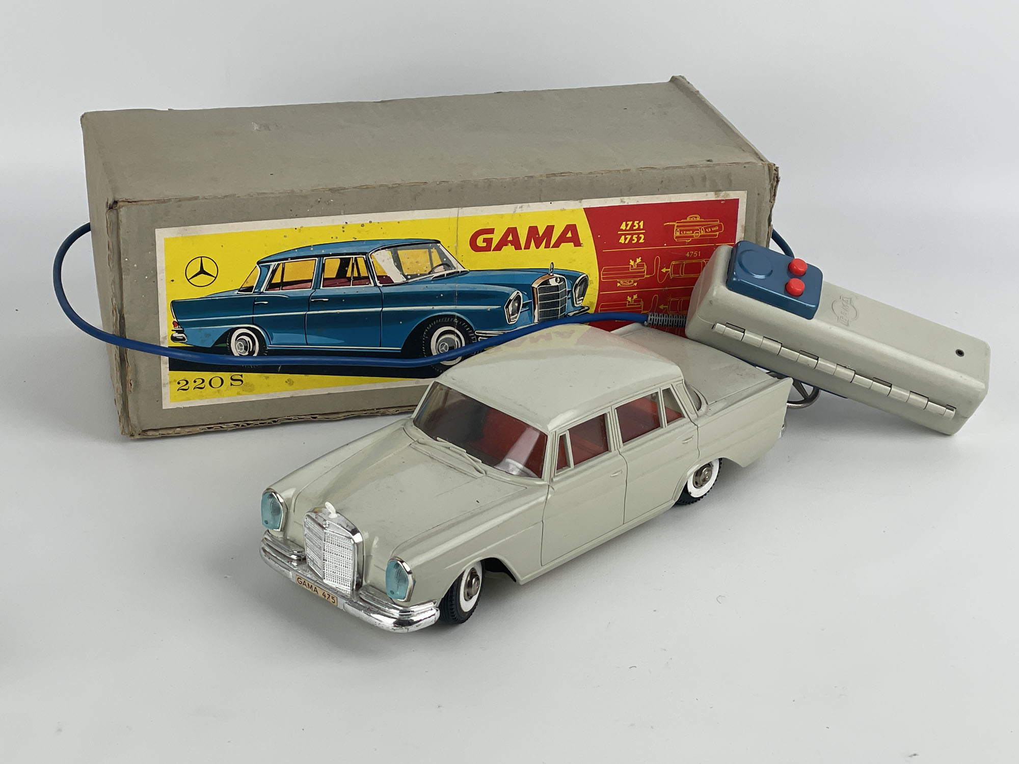 GAMA : VOITURE FILOGUIDEE ELECTRIQUE en plastique de couleur beige,…