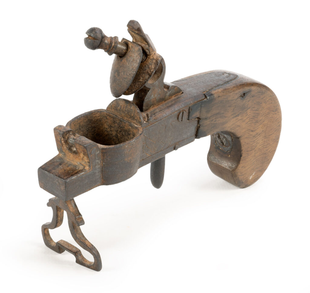 BRIQUET DE TABLE en forme de pistolet à silex, le…