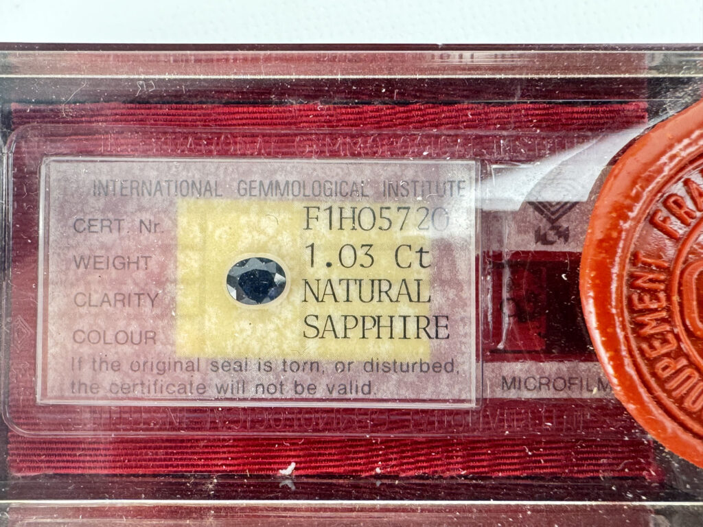 SAPHIR SOUS BLISTER accompagné de son certificat IGI mentionnant une…