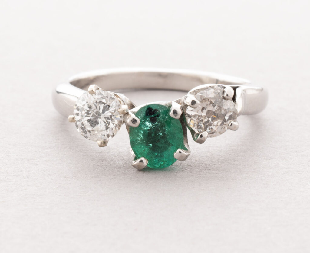 BAGUE en or blanc 750 millièmes, le pavillon orné au…