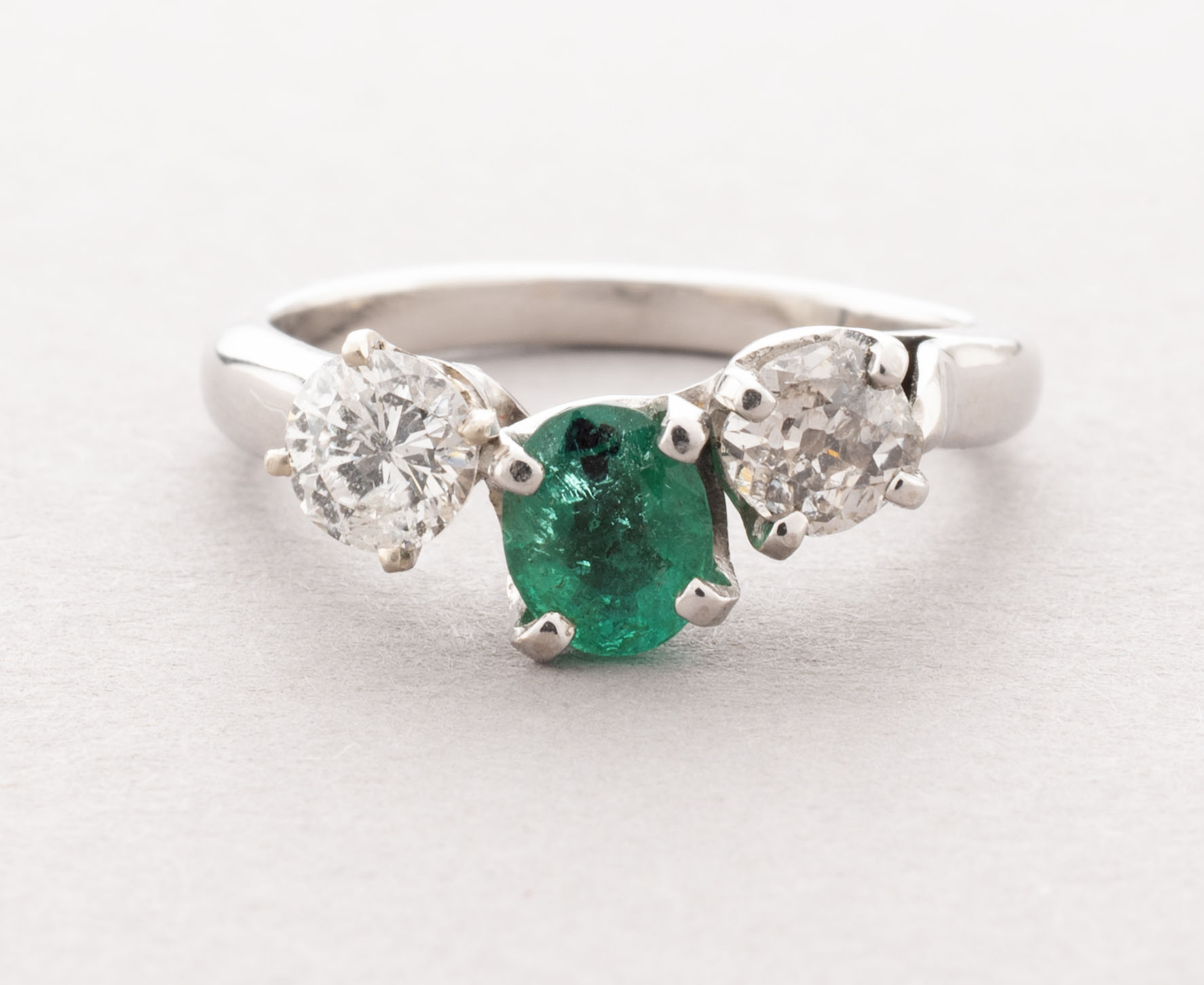 BAGUE en or blanc 750 millièmes, le pavillon orné au…