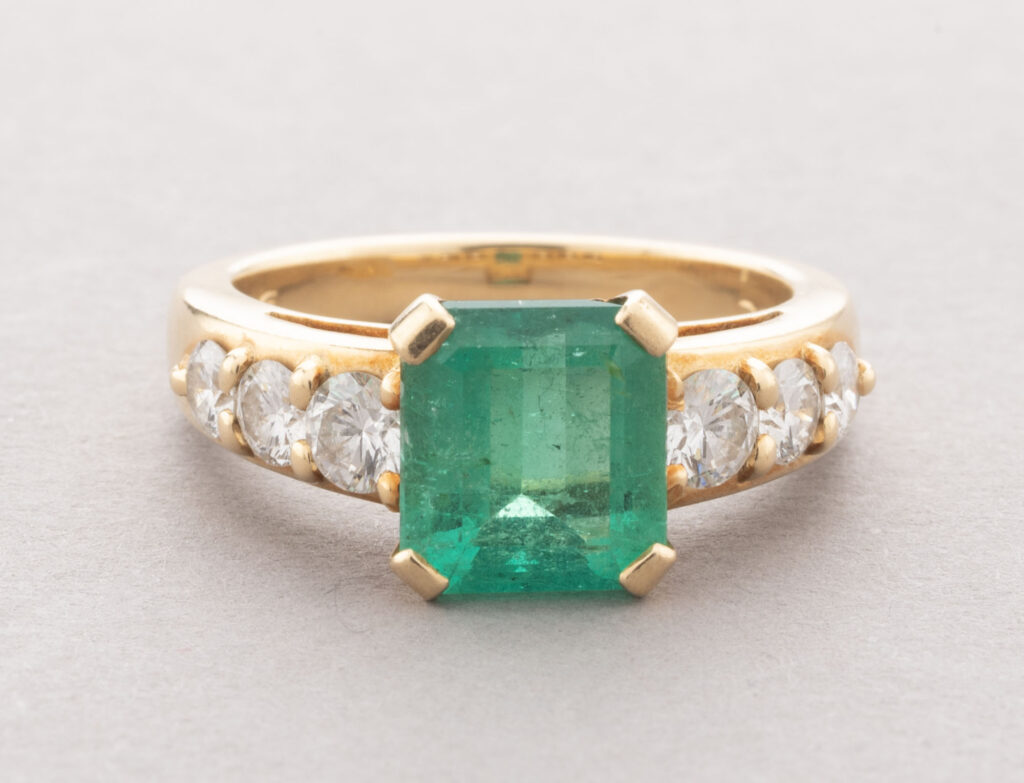 BAGUE en or jaune 750 millièmes, ornée au centre d&rsquo;une…