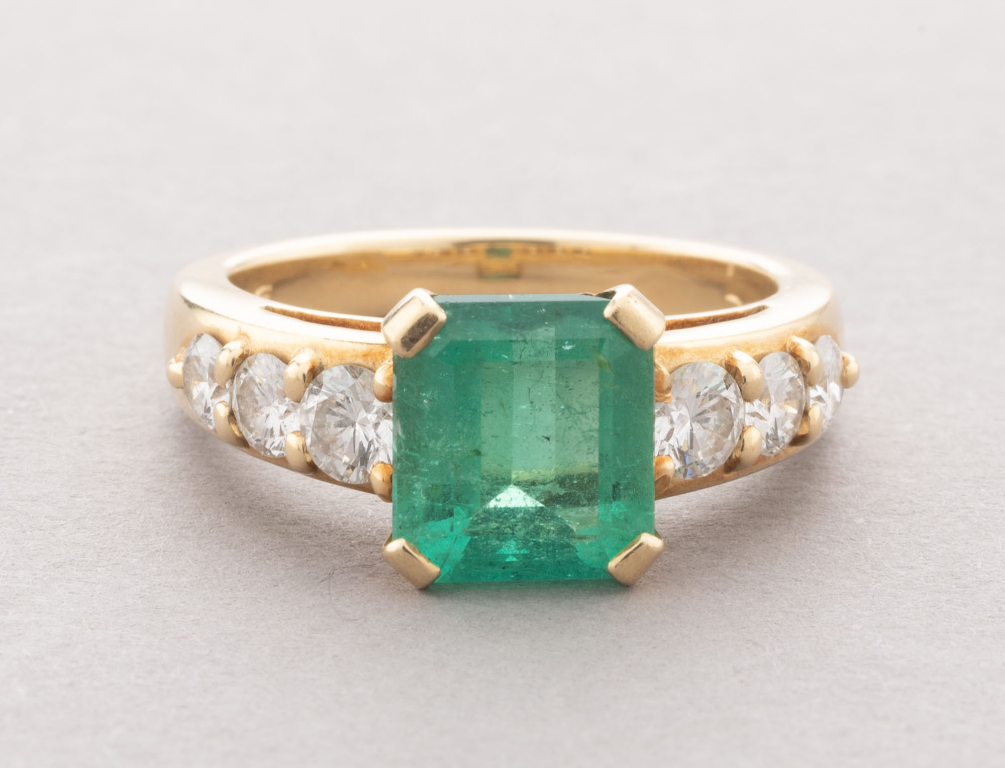 BAGUE en or jaune 750 millièmes, ornée au centre d’une…