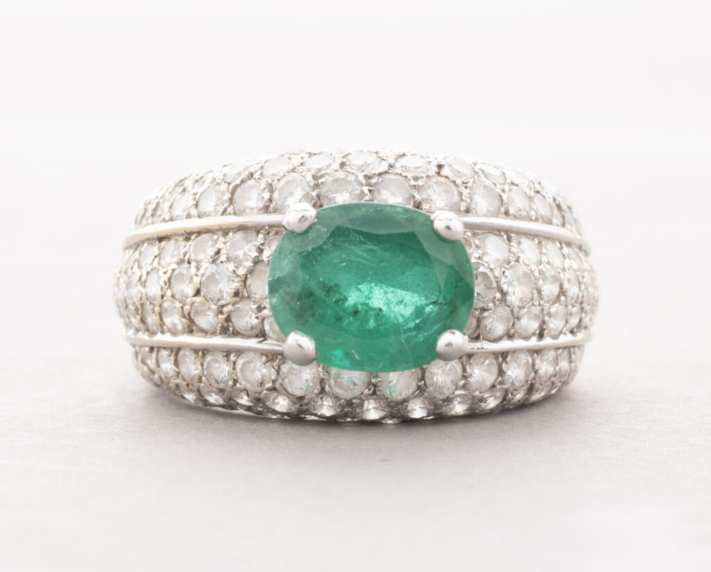 BAGUE JONC en or blanc 750 millièmes, ornée au centre…