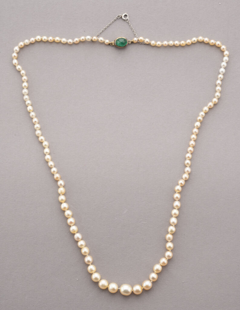 BEAU COLLIER composé de 106 perles d&rsquo;eau de mer comprenant,…