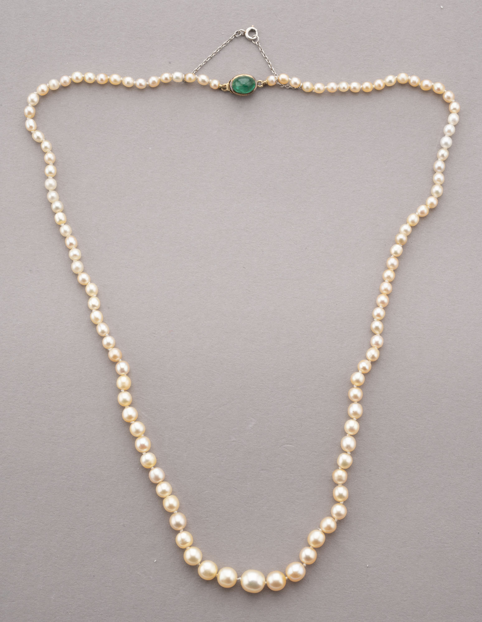 BEAU COLLIER composé de 106 perles d’eau de mer comprenant,…
