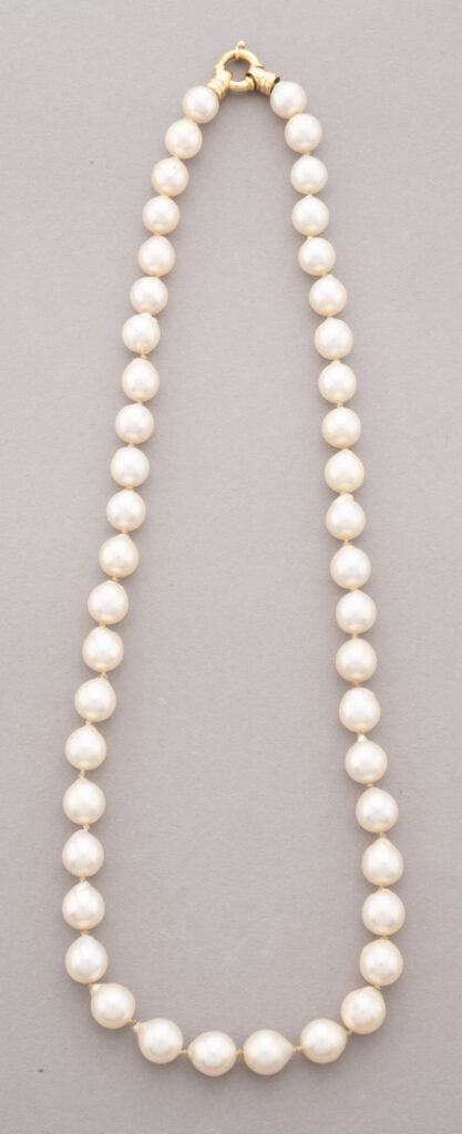 COLLIER de perles de culture blanches, orient légèrement saumon, lustre…