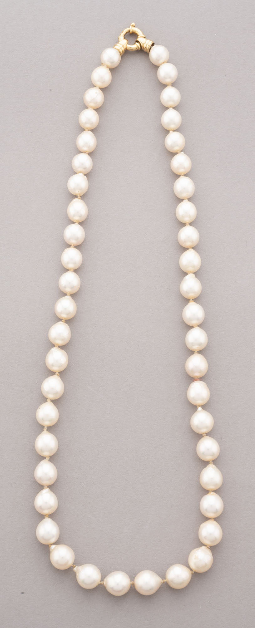 COLLIER de perles de culture blanches, orient légèrement saumon, lustre…