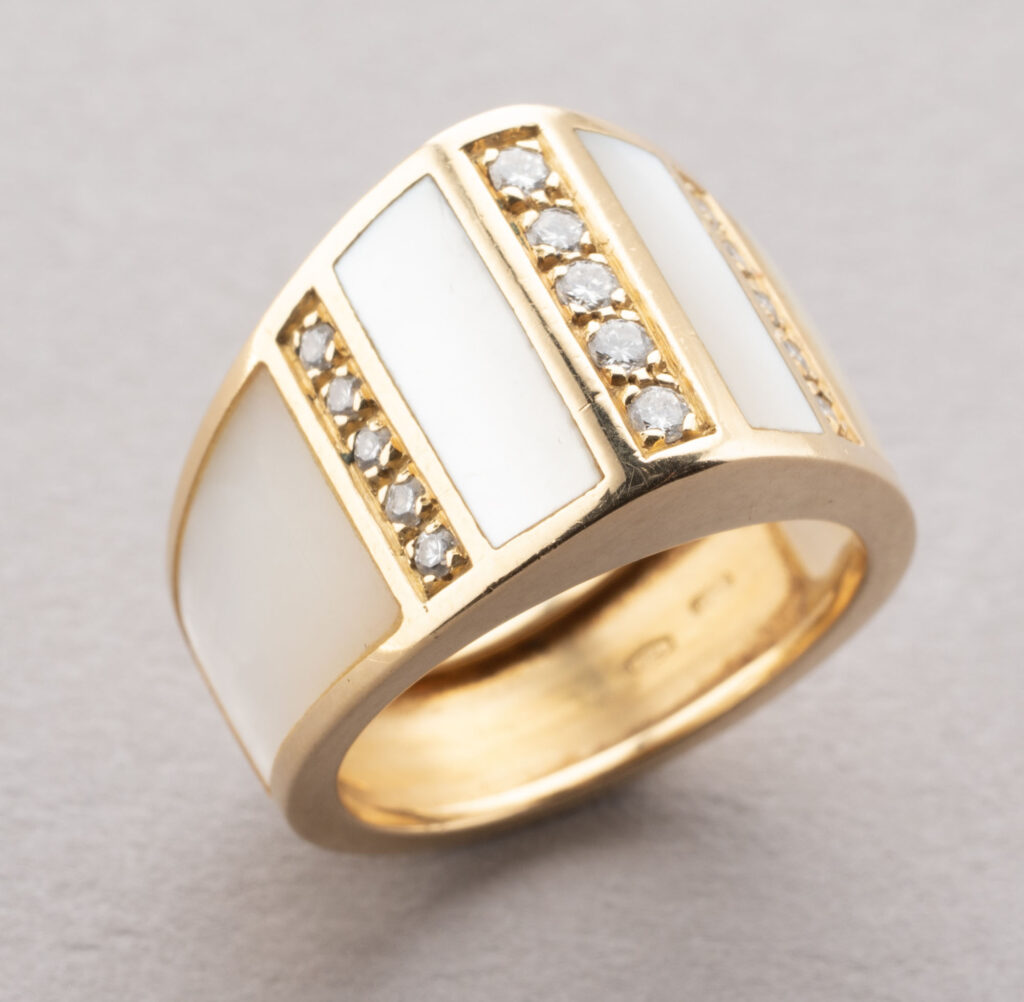BAGUE en or jaune 750 millièmes, le plateau orné de…