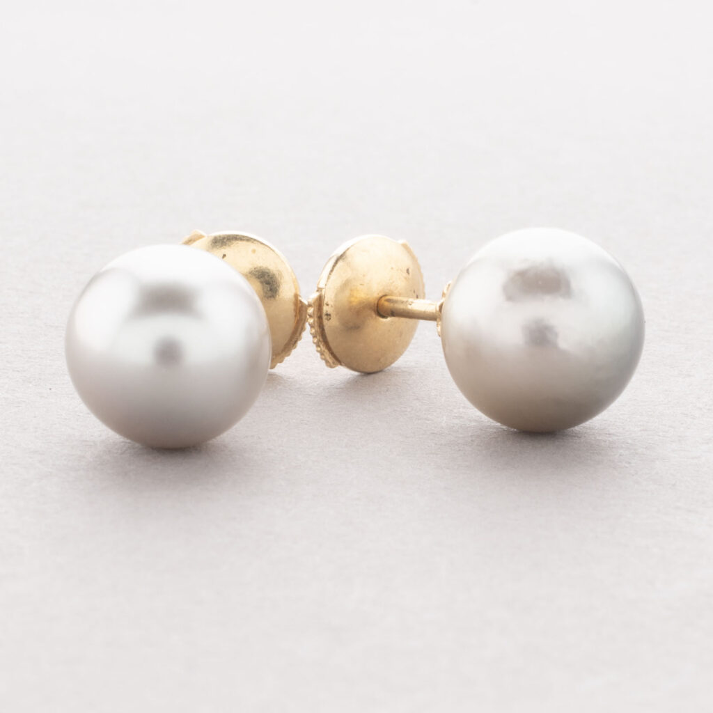 PAIRE DE CLOUS D&rsquo;OREILLES en or 750 millièmes, ornés de…