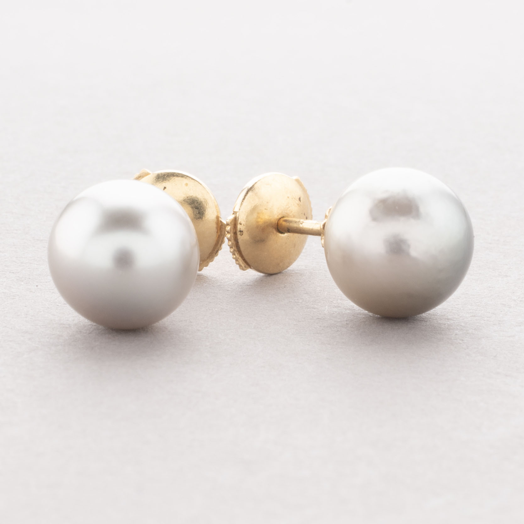 PAIRE DE CLOUS D’OREILLES en or 750 millièmes, ornés de…