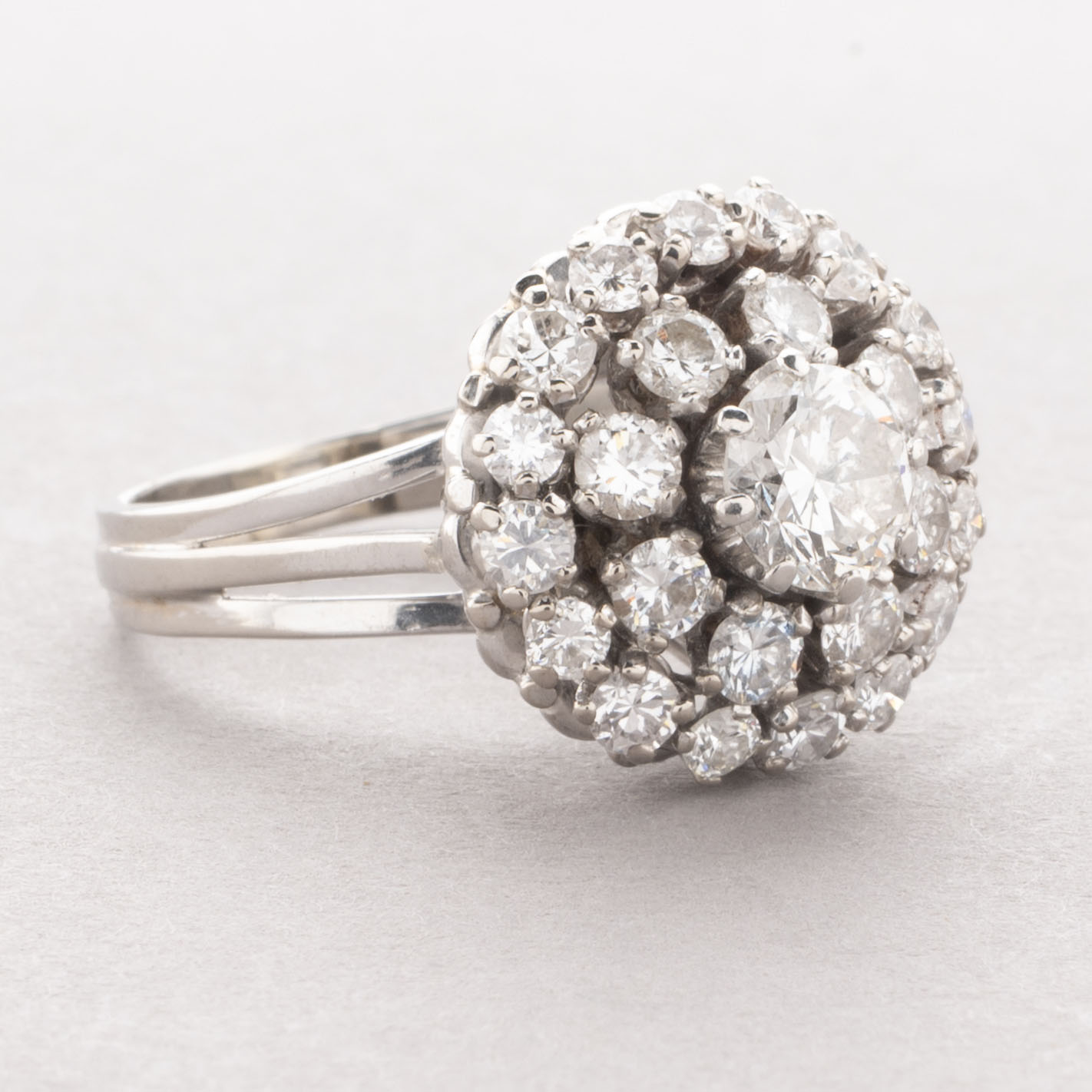 BAGUE en or 750 millièmes et platine, de forme dôme…