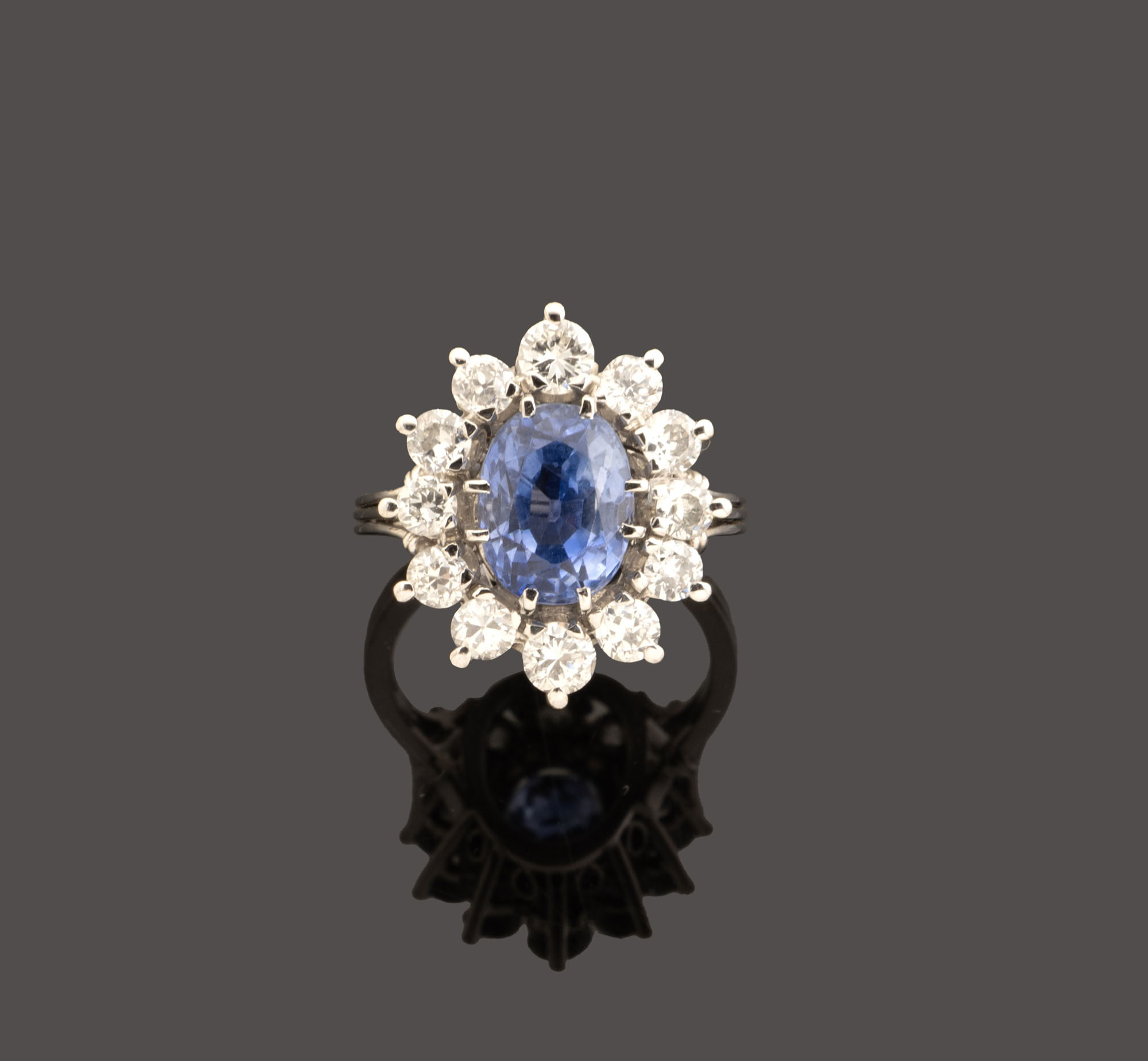 BELLE BAGUE en or gris palladié 750 millièmes, ornée au…