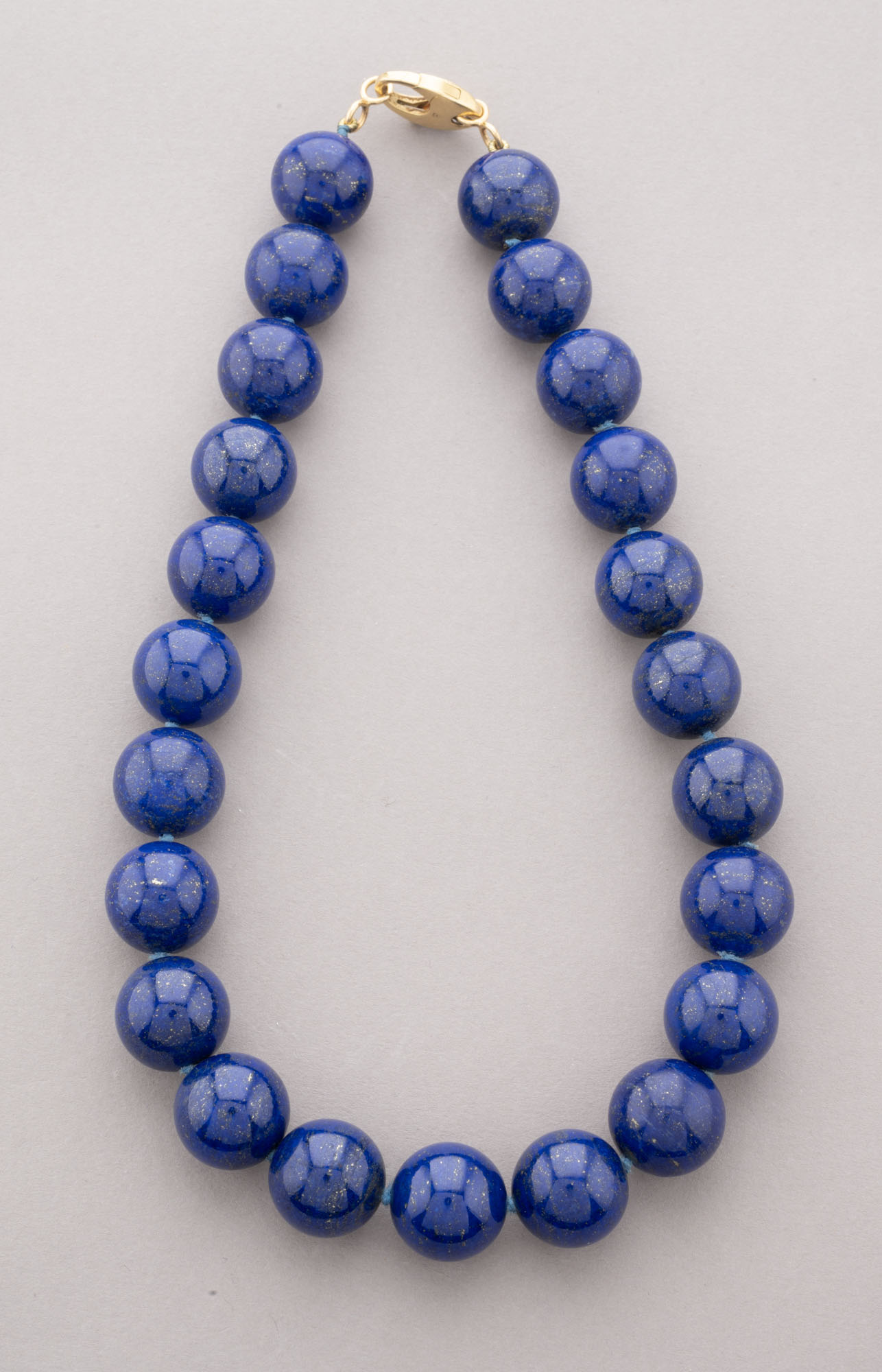 IMPORTANT COLLIER ras de cou de perles de lapis-lazuli naturelles…