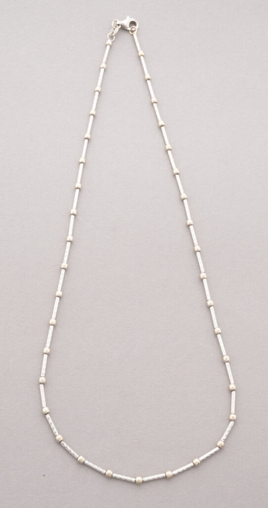 COLLIER en or blanc et or jaune 750 millièmes, formé…