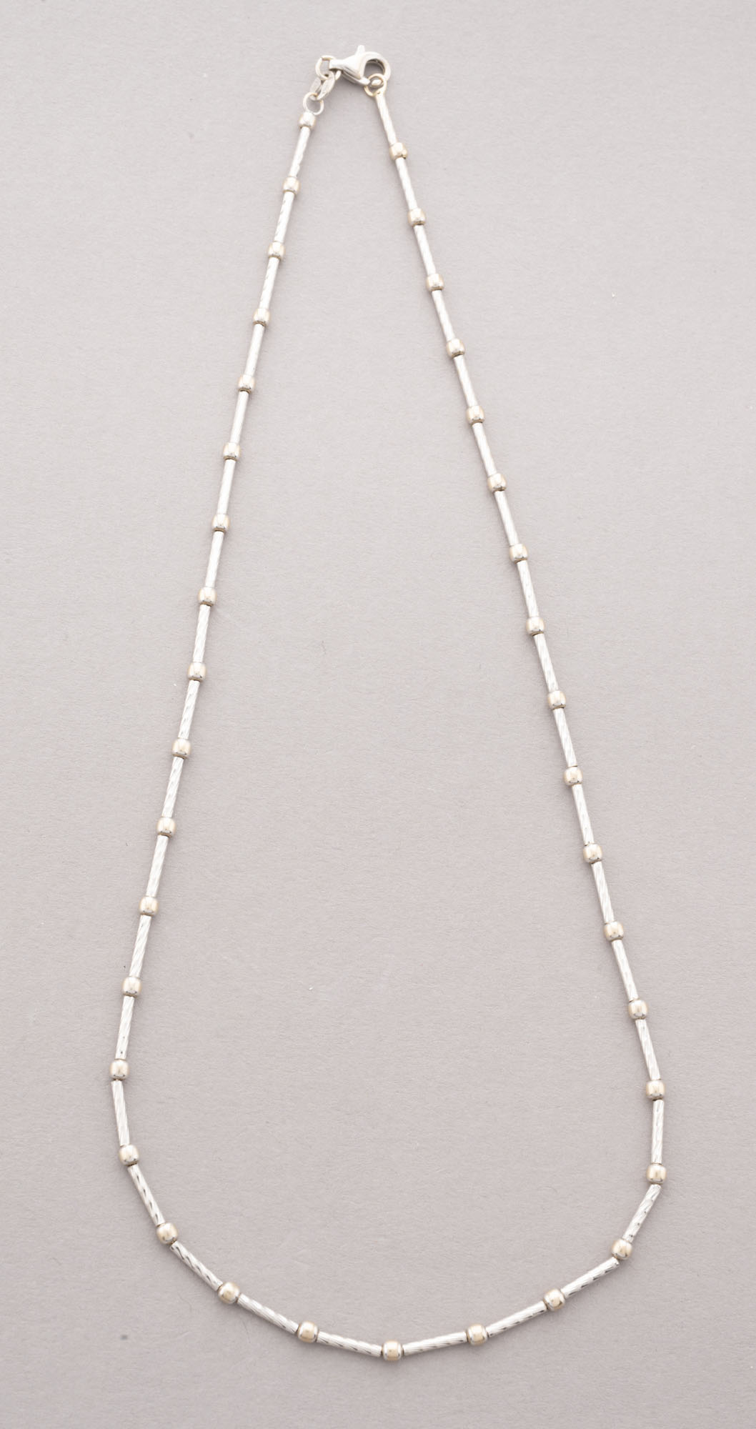 COLLIER en or blanc et or jaune 750 millièmes, formé…