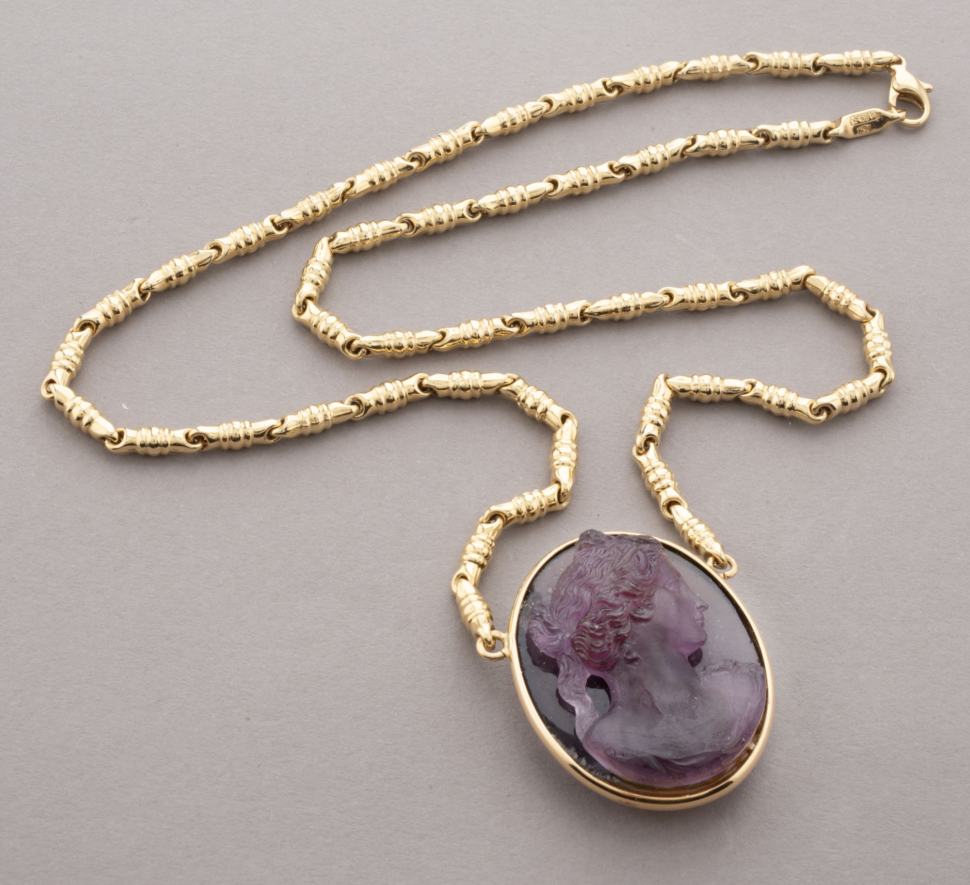 COLLIER en or jaune 750 millièmes, formé de mailles tubulaires…