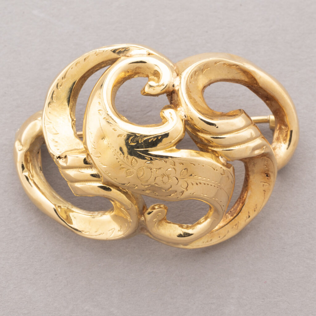 BROCHE rocaille en or jaune 750 millièmes à décor de…