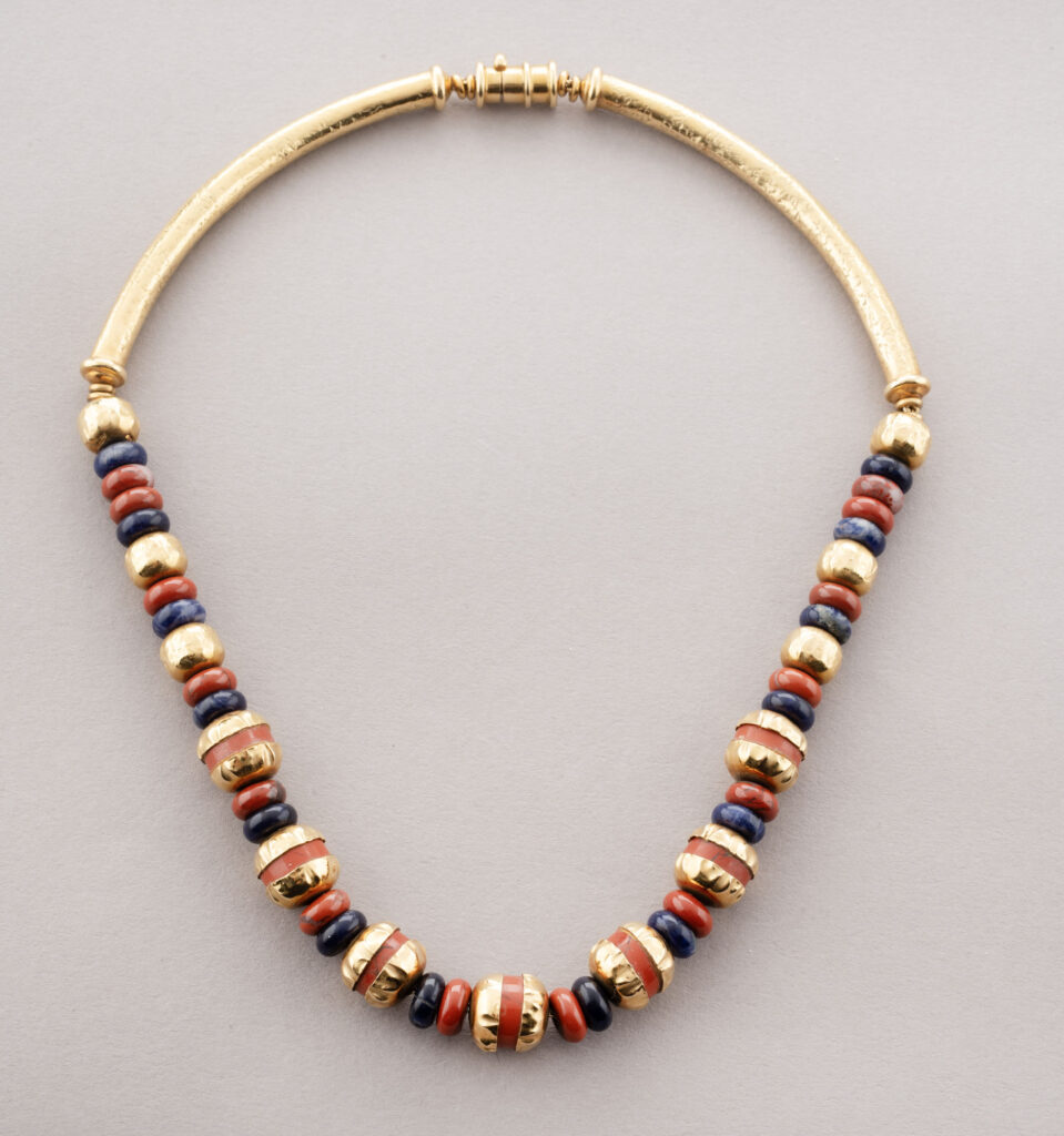 COLLIER A L&rsquo;ANTIQUE en or jaune 750 millièmes brossé et…