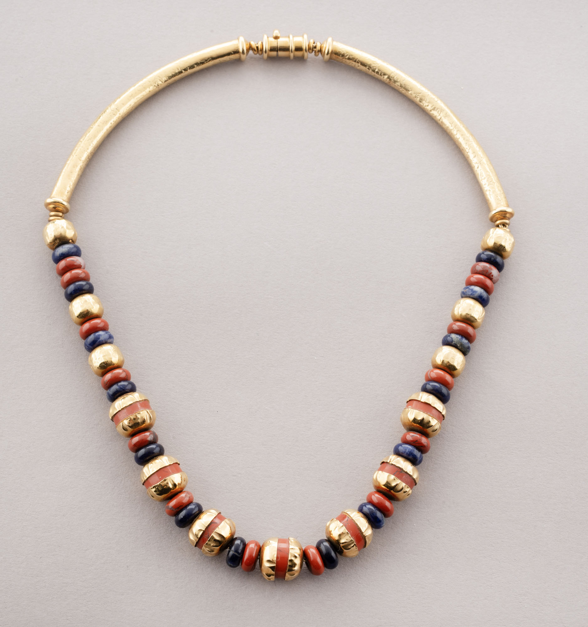 COLLIER A L’ANTIQUE en or jaune 750 millièmes brossé et…