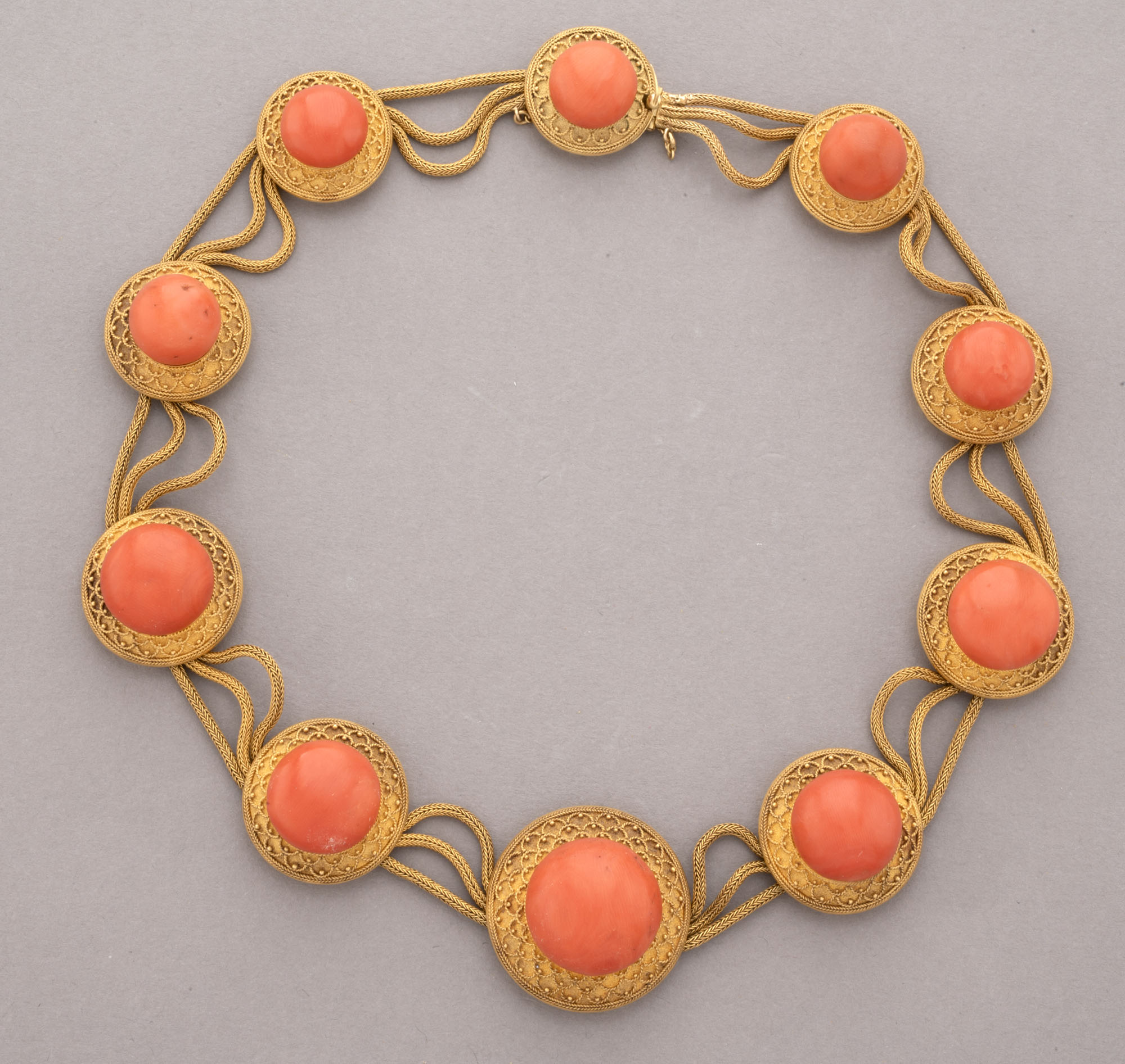 COLLIER 3 RANGS en or jaune 750 millièmes, formé de…