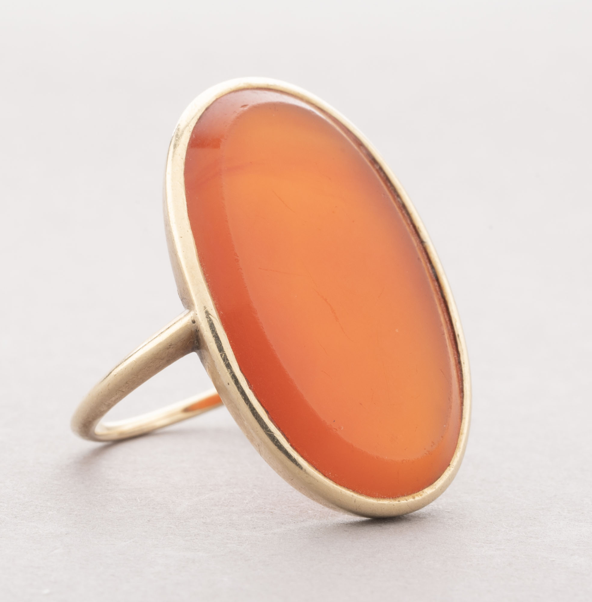 BAGUE en or jaune 750 millièmes présentant sur le pavillon…