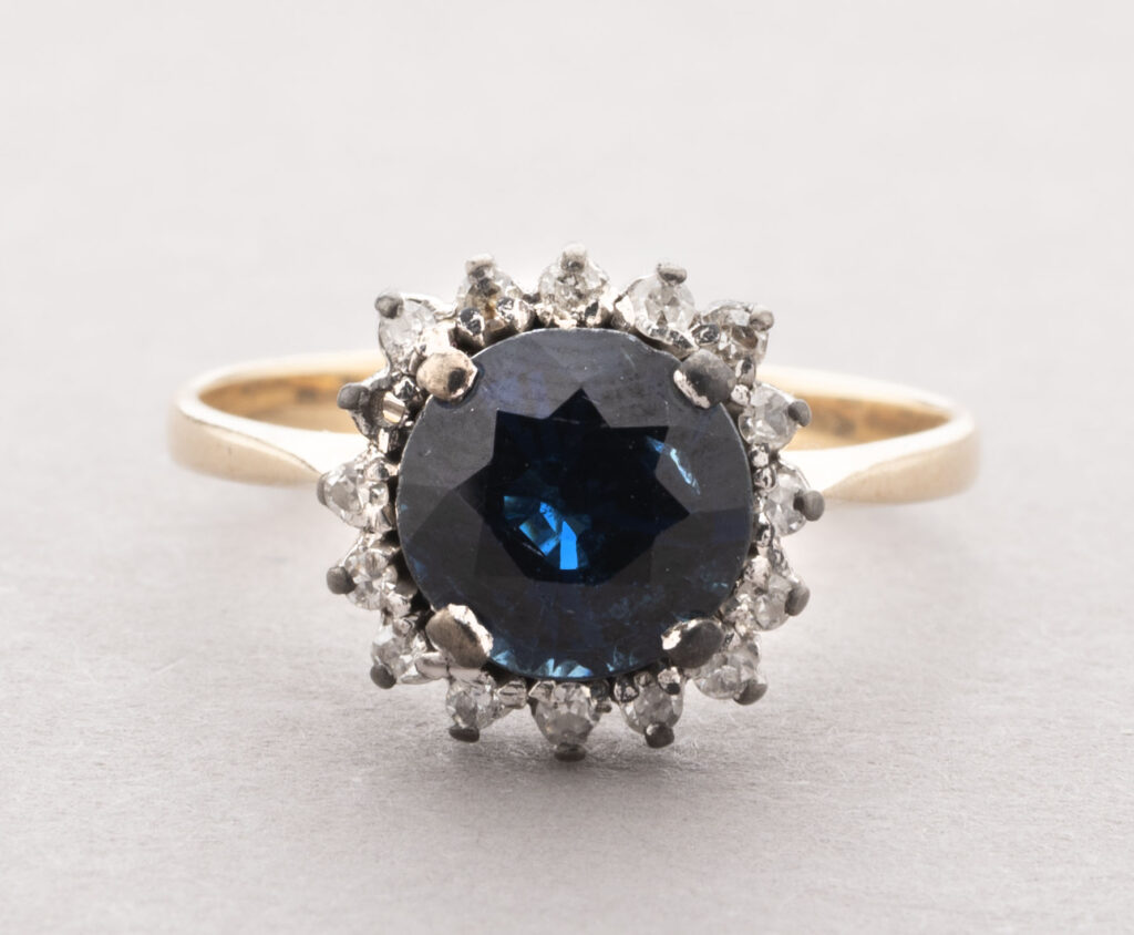 BAGUE en or jaune et or blanc 585 millièmes ornée…