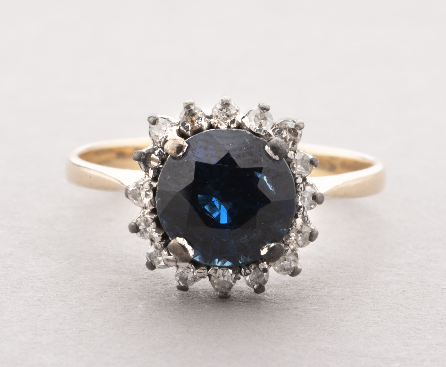 BAGUE en or jaune et or blanc 585 millièmes ornée…