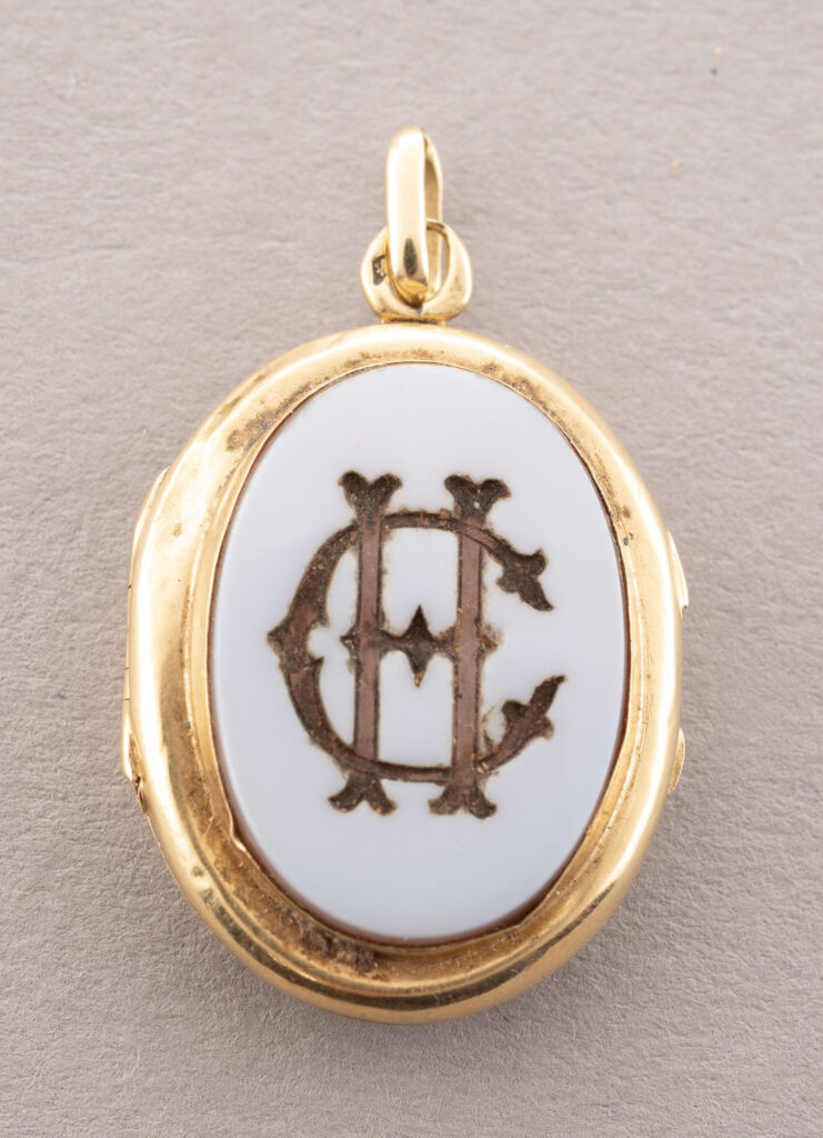 PENDENTIF porte-souvenir de forme ovale en or jaune 750 millième…