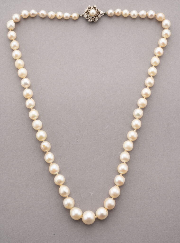 COLLIER de perles de culture légèrement dorées, fermoir en or…