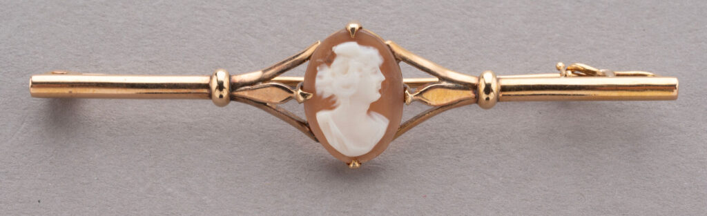 BROCHE barrette en or rose 750 millièmes ornée au centre…