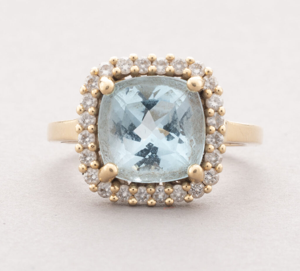 BAGUE en or jeune 750 millièmes, sertie d&rsquo;une topaze bleu…